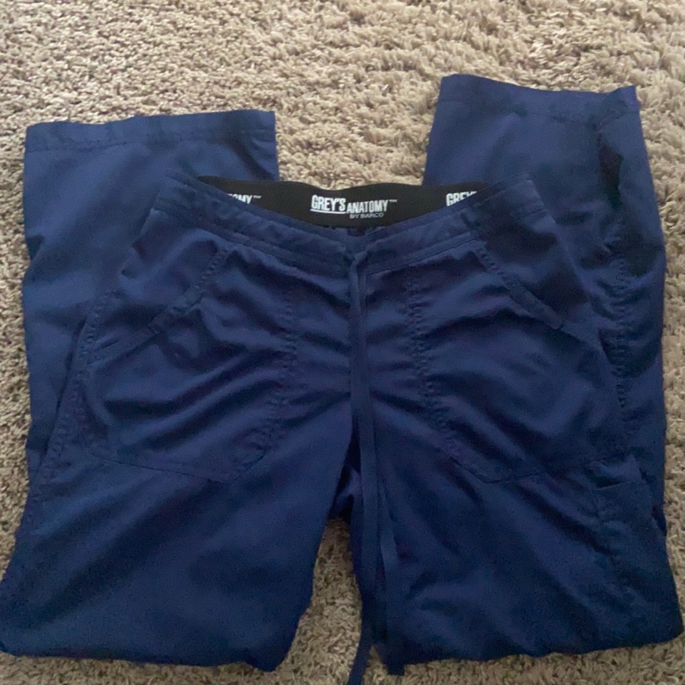 Grey’s Anatomy’s 4 pocket cargo scrub pants